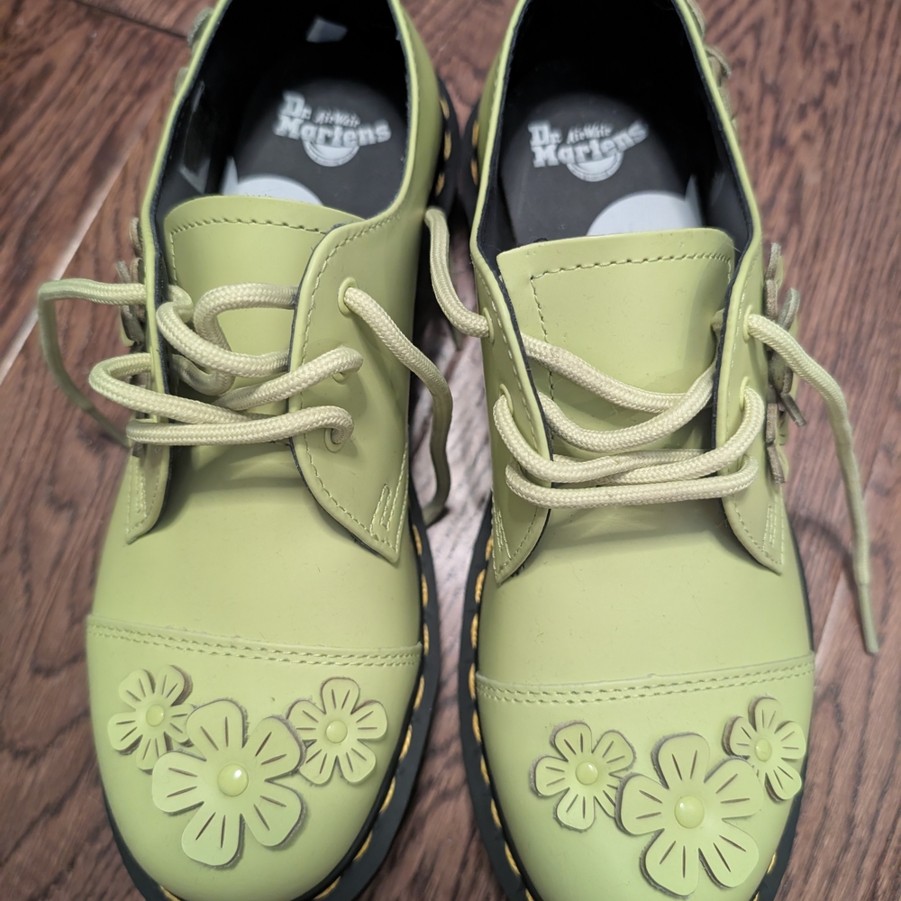 Dr. Martens Women's Floral Lime Shoes New in box